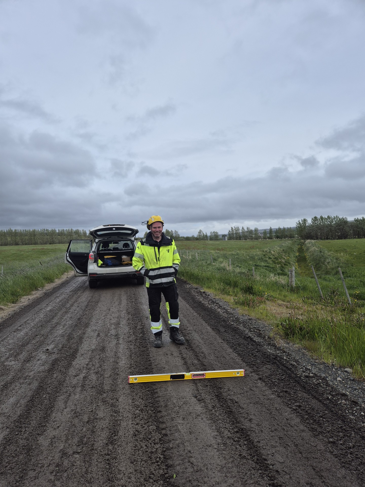 Guðjón Hrannar Björnsson, yfirverkstjóri í Ólafsvík, að mæla hvort hallinn á veginum sé réttur.