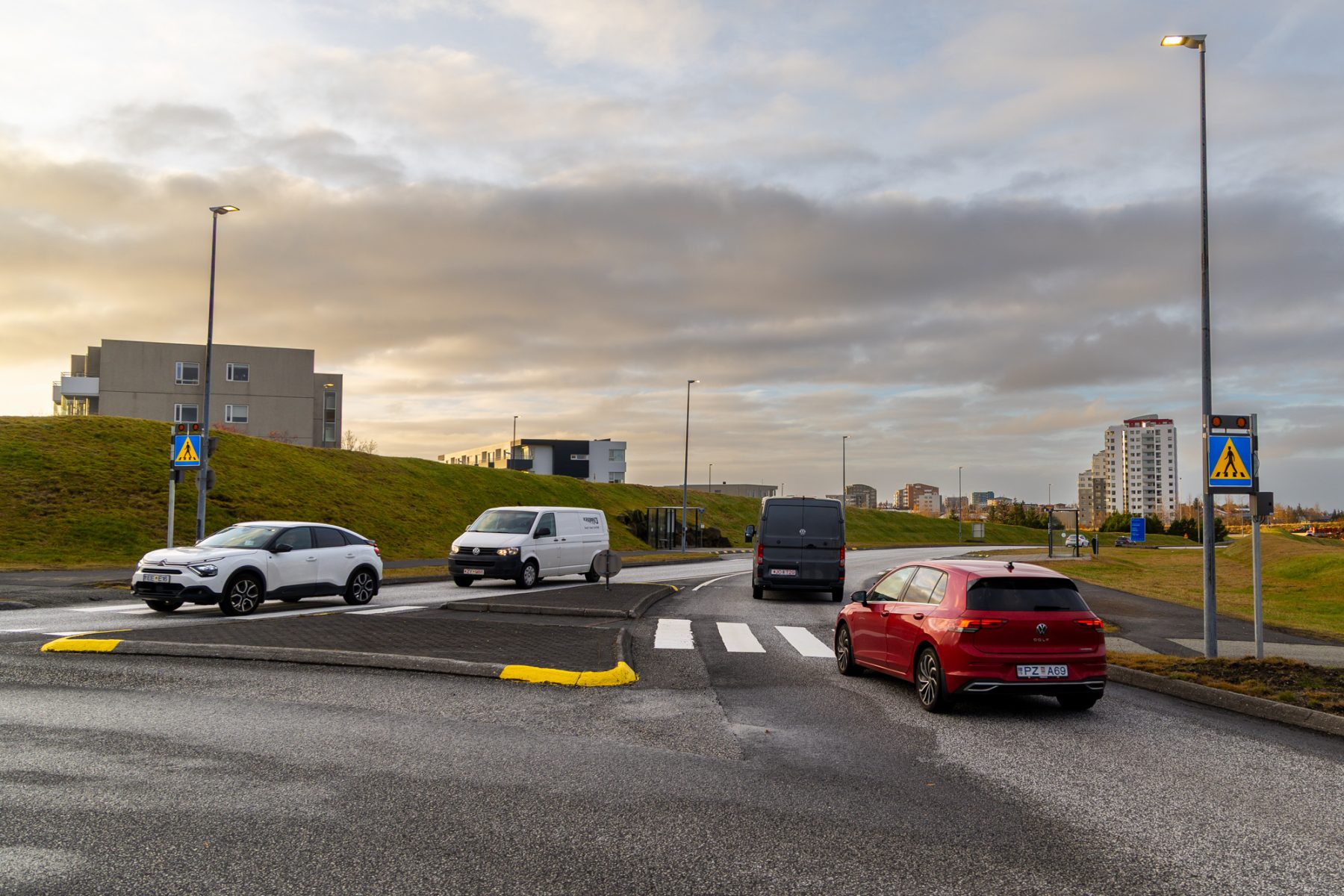 Til að auka öryggi gönguleiðar er búið að setja upp sérstaka gangbrautarlýsingu við Baugatorg. 