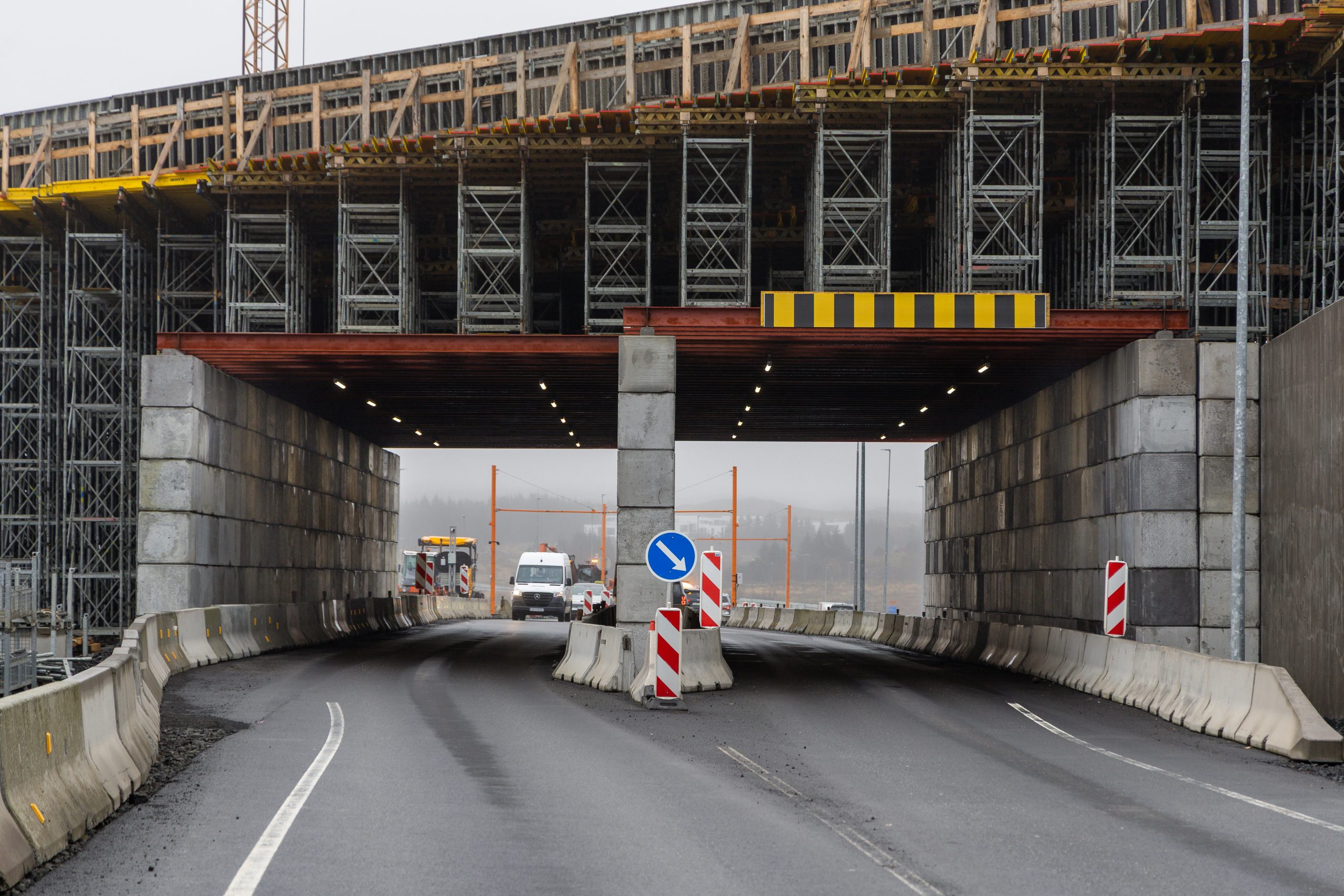 Í brúargólfinu eru stálbitar sem hver vegur um sig vegur á annað tonn.