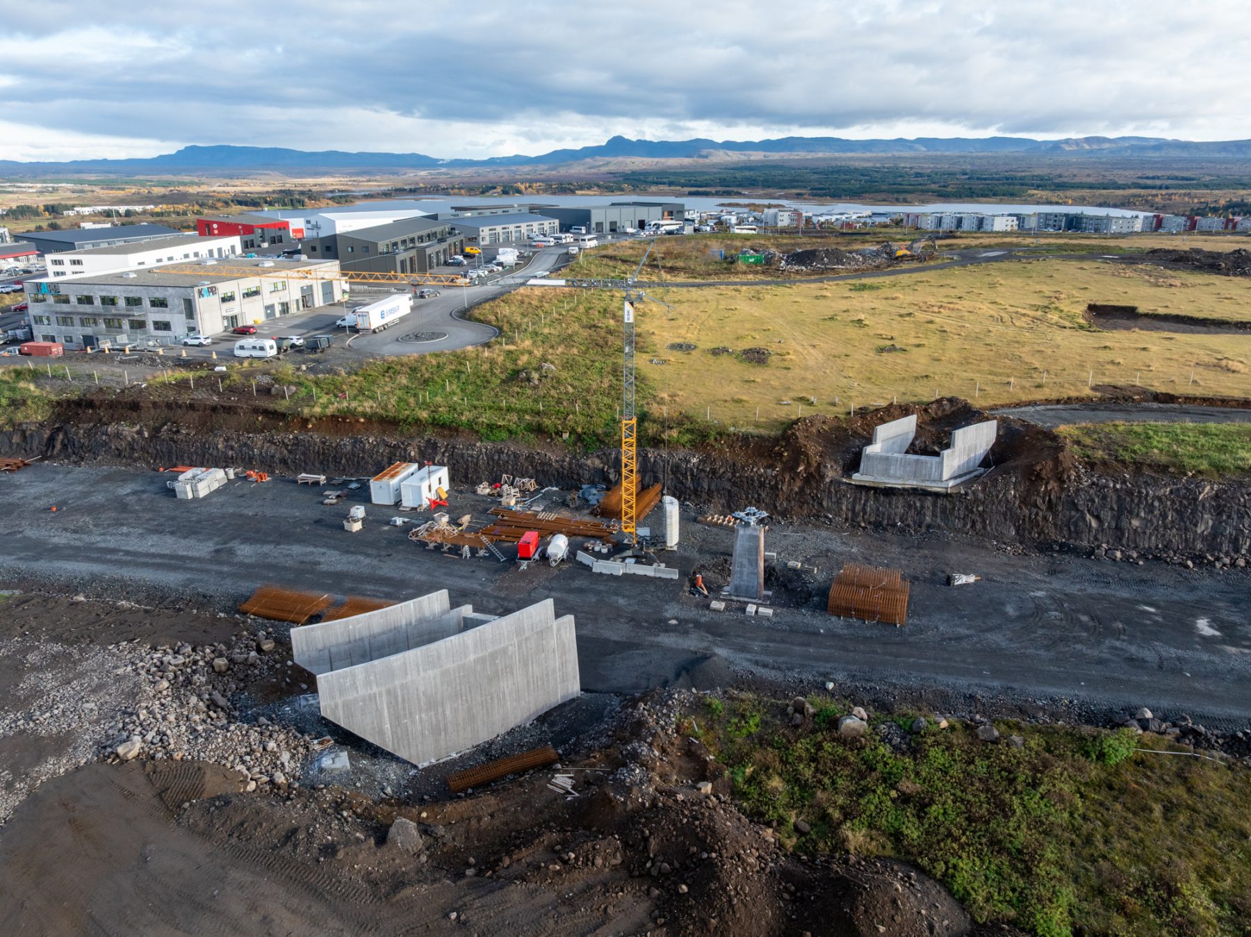 Hér er unnið að nýrri göngu- og hjólabrú.