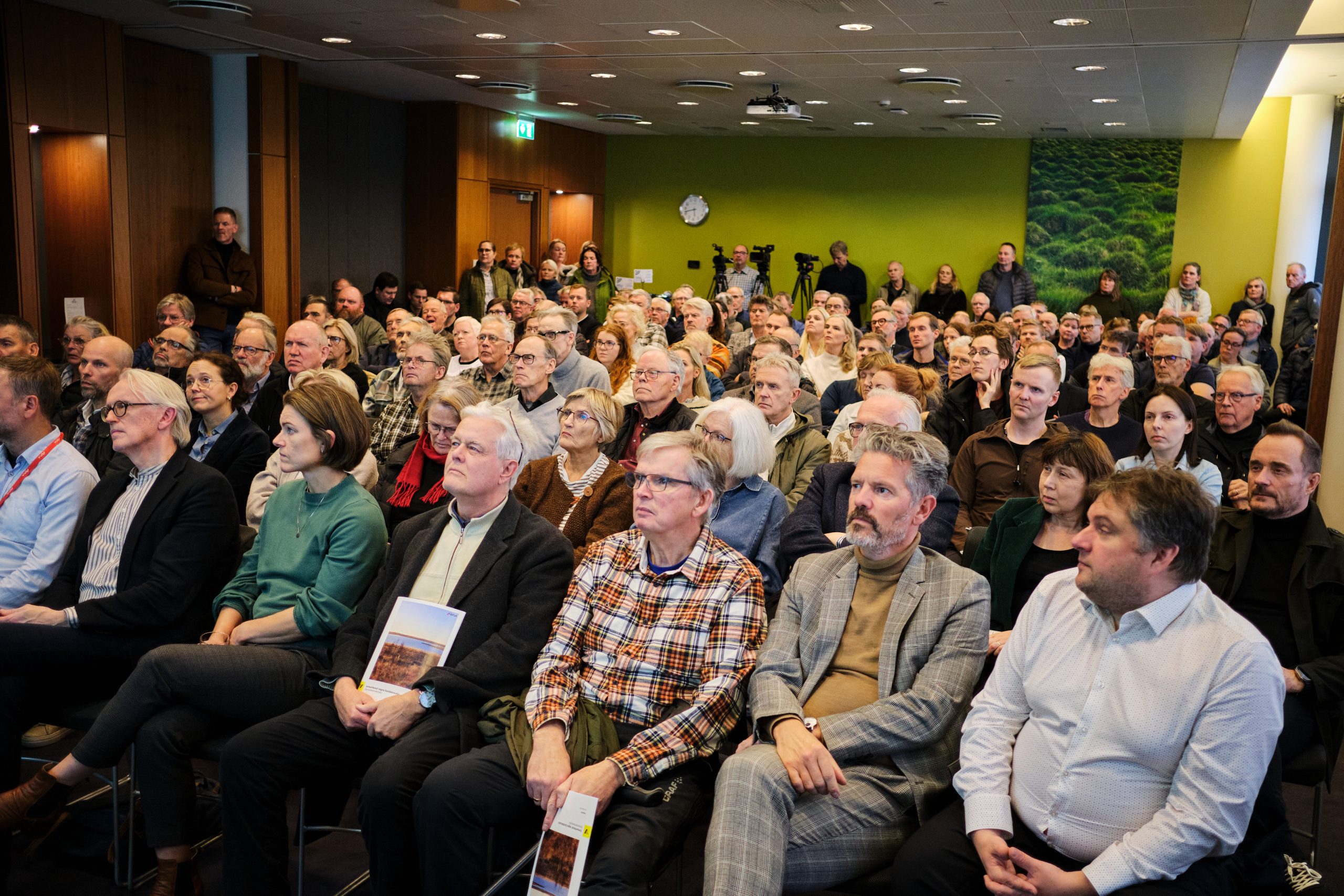 Bekkurinn var þétt setinn á fundinum.