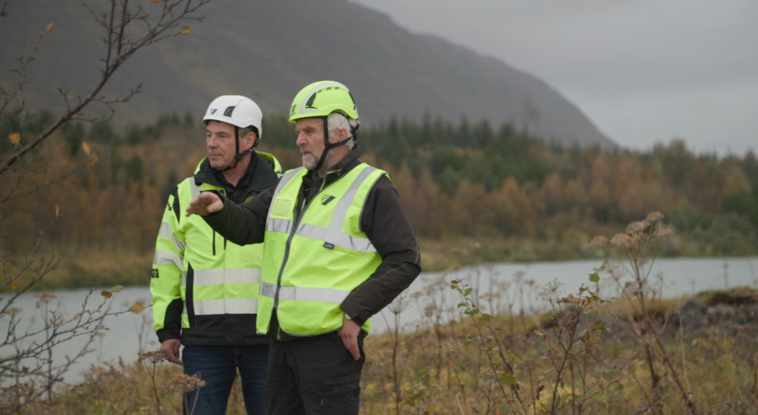 Haraldur Þórarinsson ábúandi í Laugardælum ræðir við Höskuld Tryggvason verkefnastjóra hjá Vegagerðinni.