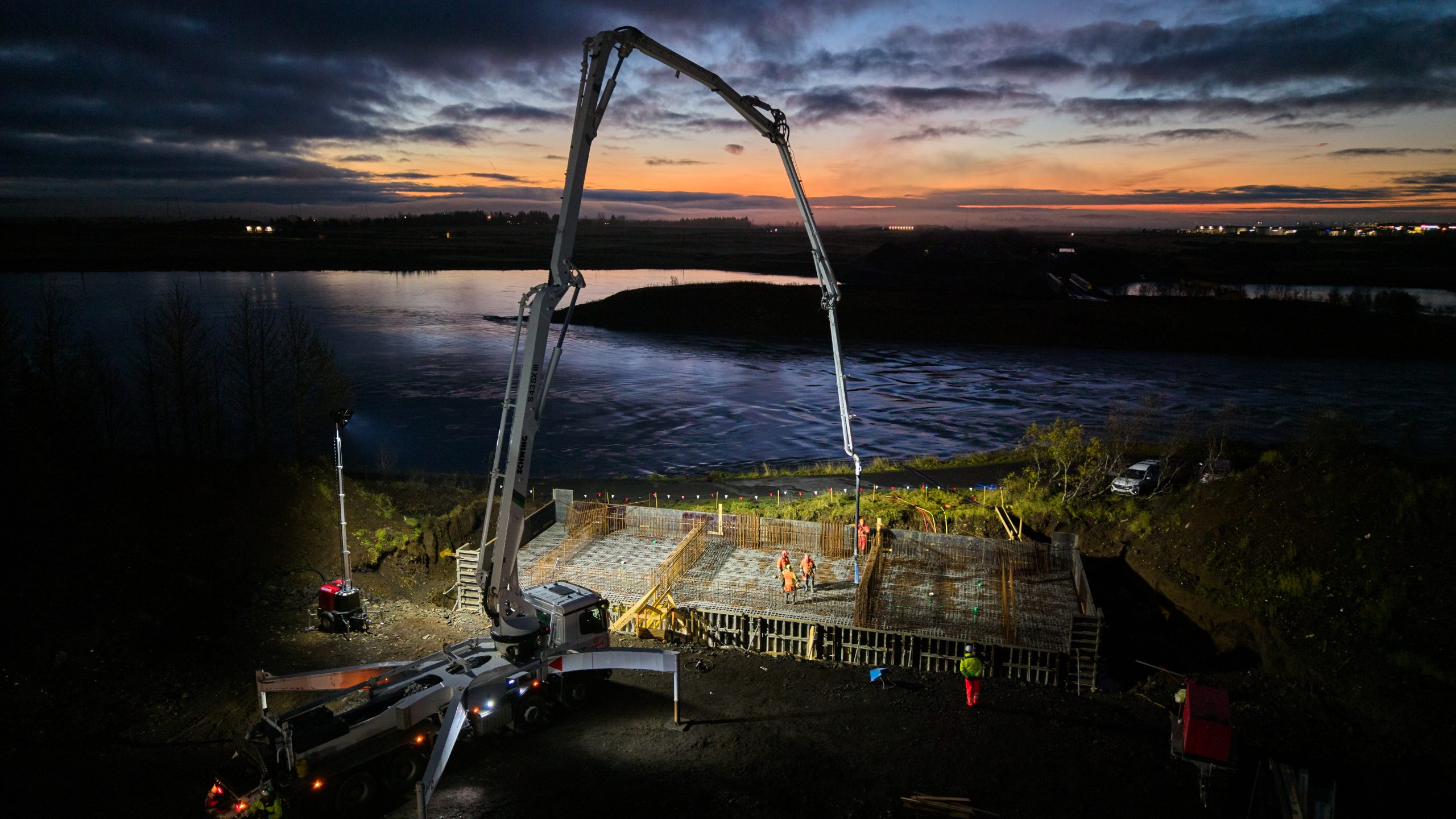 Verkið var unnið um nótt til að komast hjá umferðartöfum og tryggja jafnt flæði steypunnar. Mynd: Anton Brink