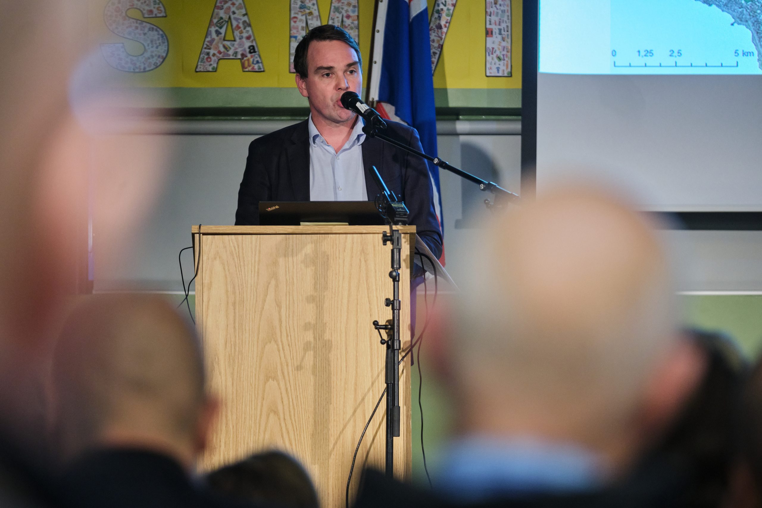 Guðmundur Valur Guðmundsson fulltrúi Vegagerðarinnar og formaður verkefnisstjórnar um undirbúning Sundabrautar, kynnti verkefnið og efni umhverfismatsskýrslunnar á fundinum. 