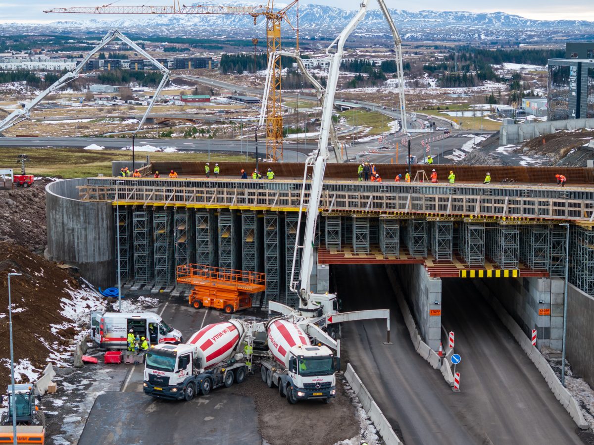 Alls fóru 1650 rúmmetrar af steypu í brúna eða sem nemur 205 steypubílum.