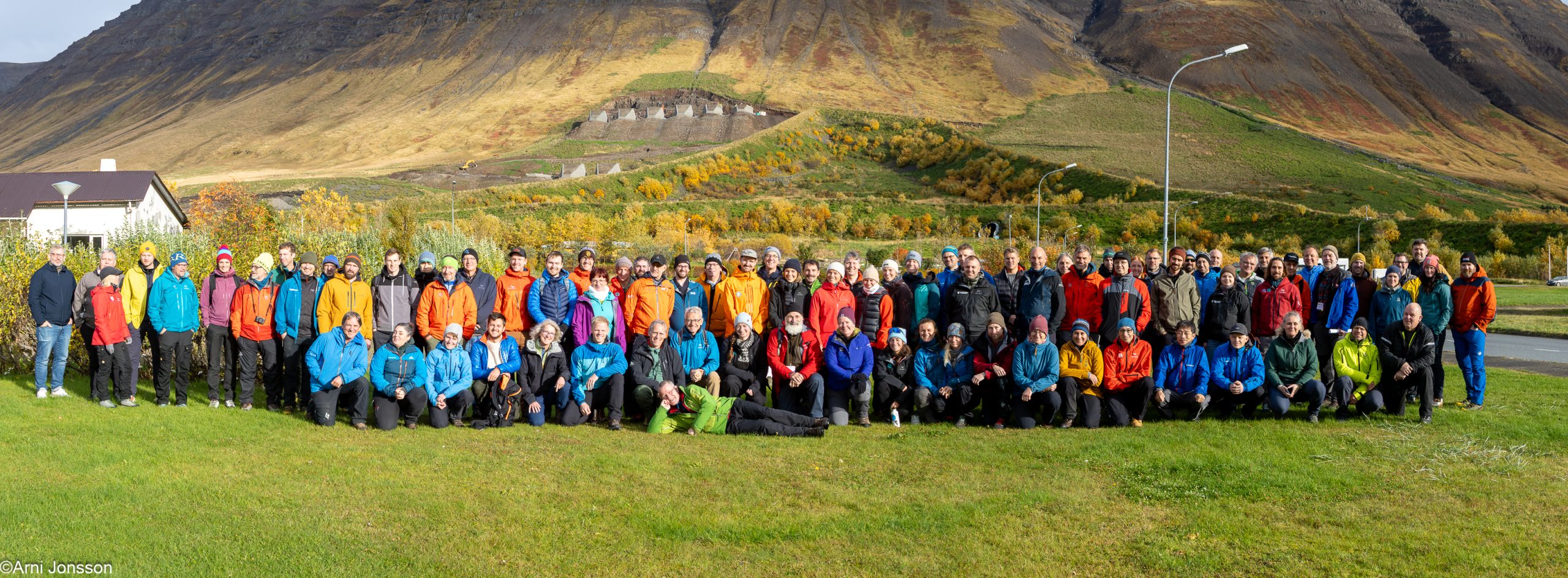 Hópurinn fyrir framan varnargarðana á Flateyri.