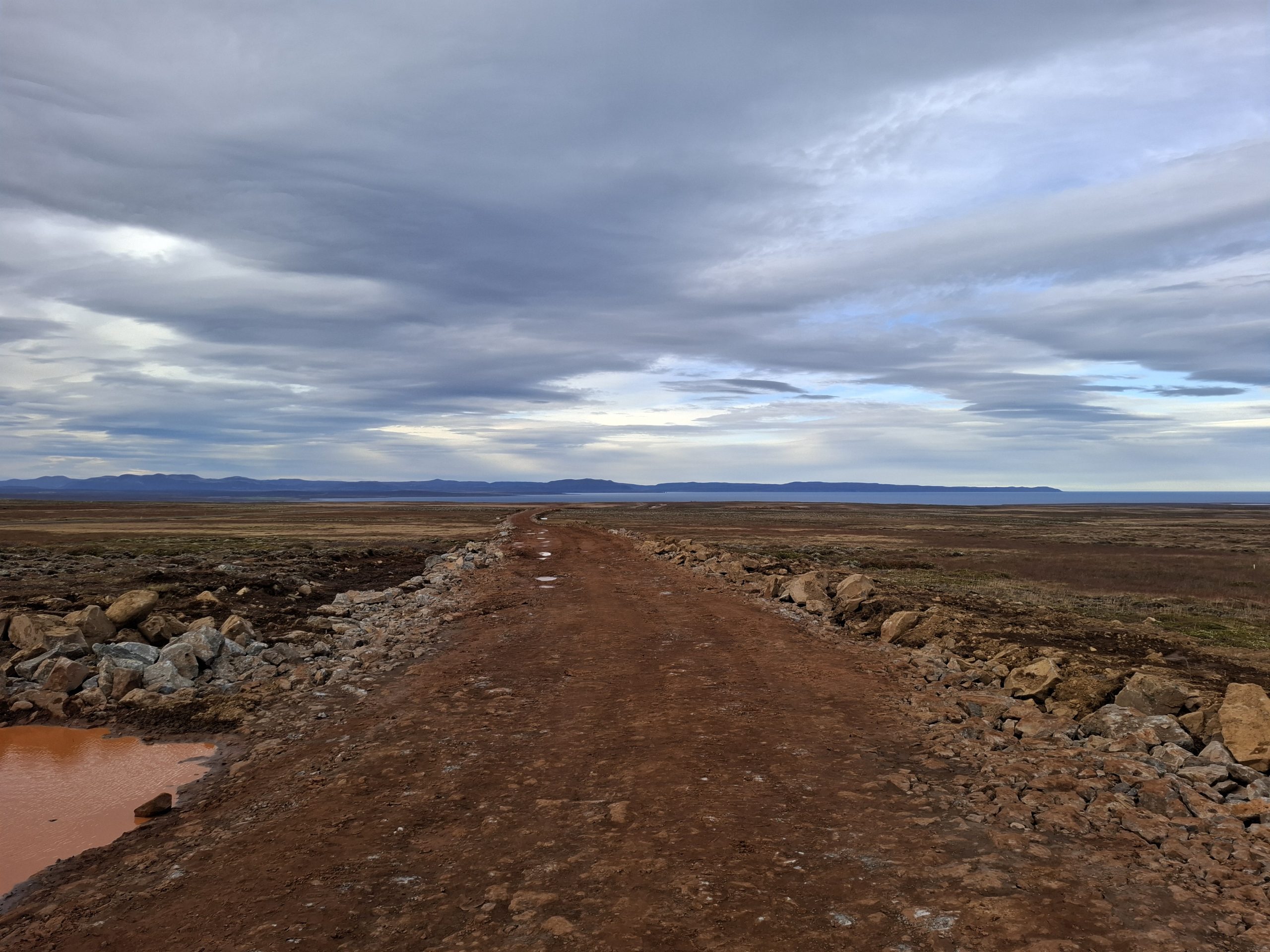 Stærstur hluti vegarins verður í nýju vegstæði. Hér er horft til vesturs eftir nýju veglínunni.