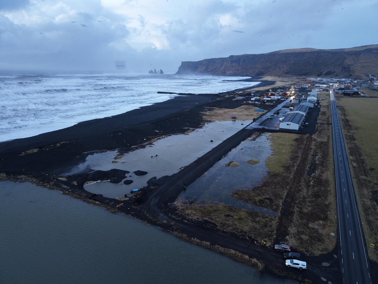 Sjór gengur á land við Vík í desember 2025