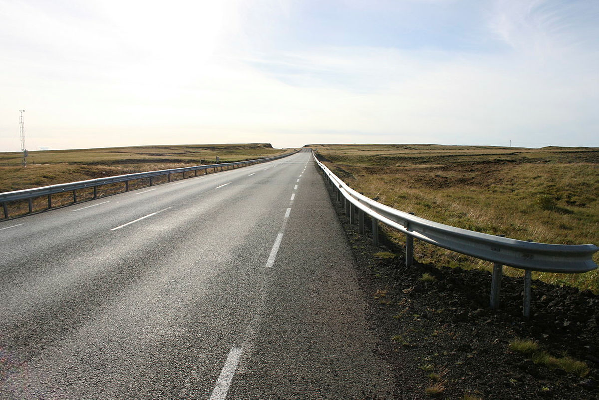 Þjórsárbrú. Gömlu vegriðin voru nýtt í klæðningu á Klapparstíg 1.