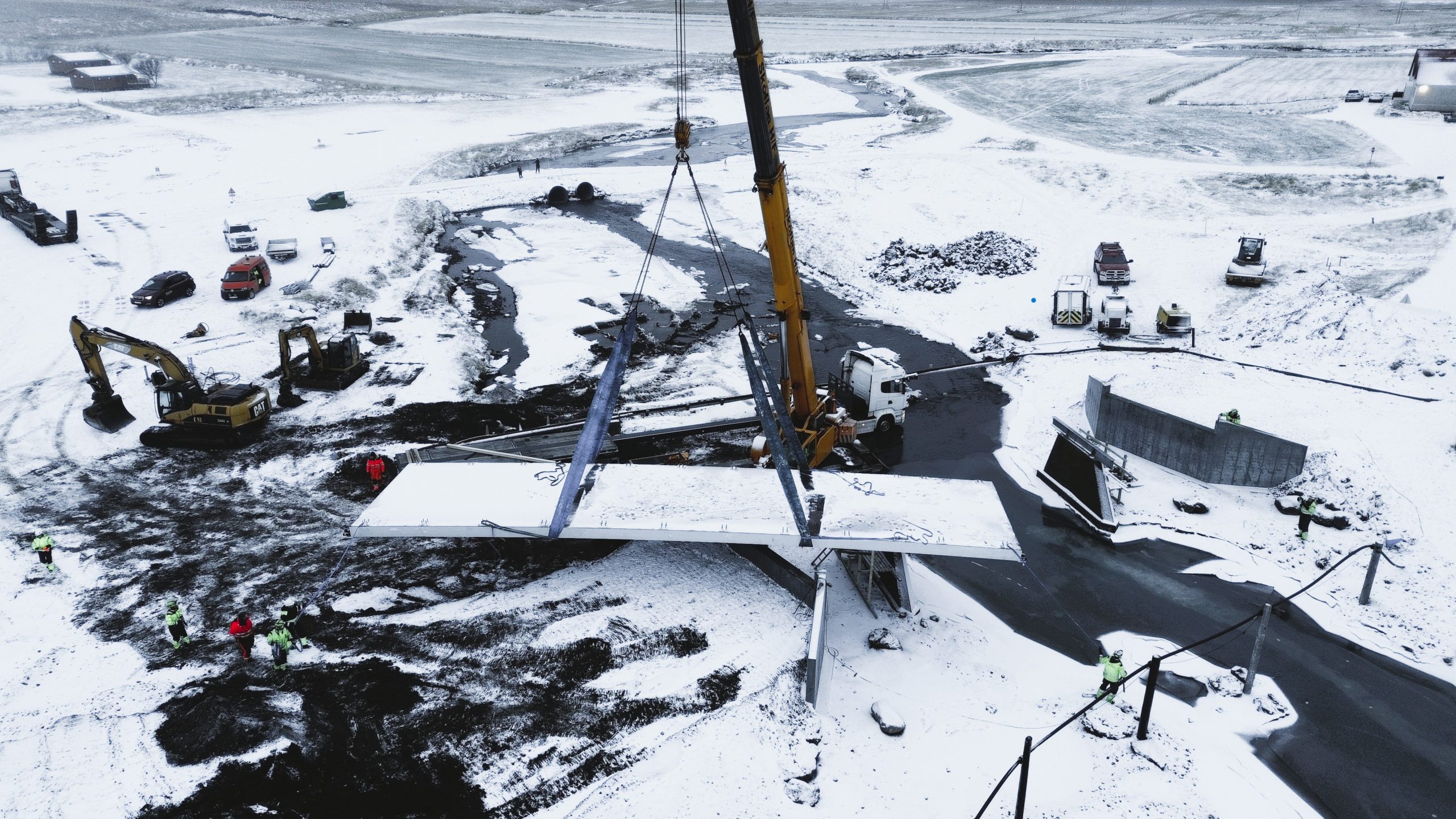 Vinnuflokkur Vegagerðarinnar sá um að koma brúnni á sinn stað.