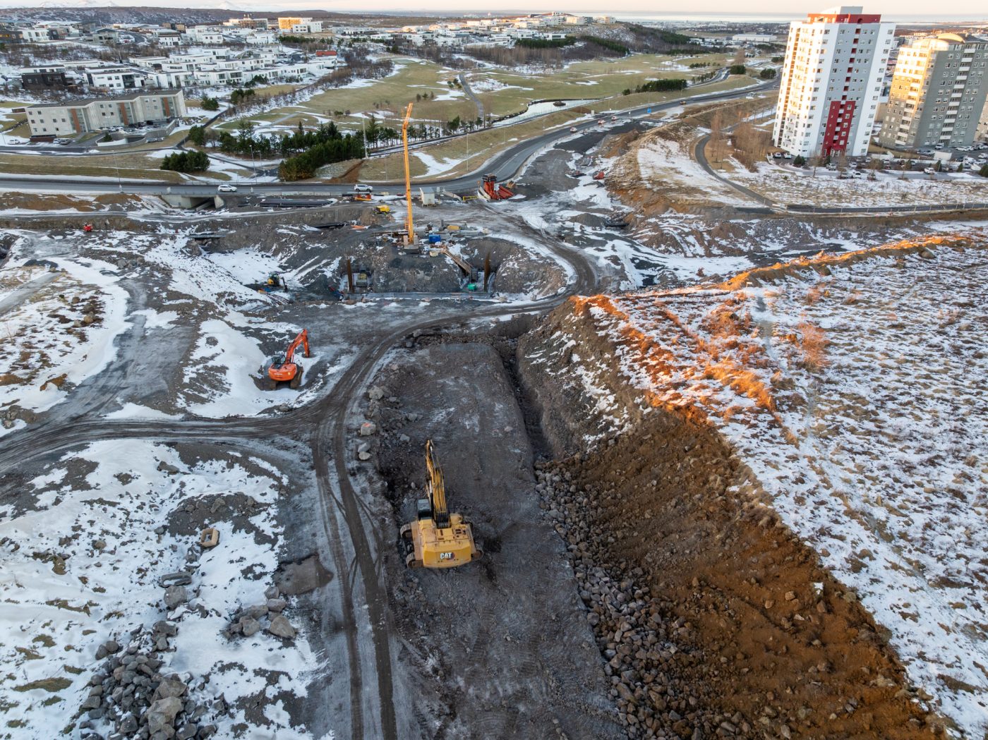 Laus jarðefni eru flutt í Vetrargarð Reykjavíkurborgar.