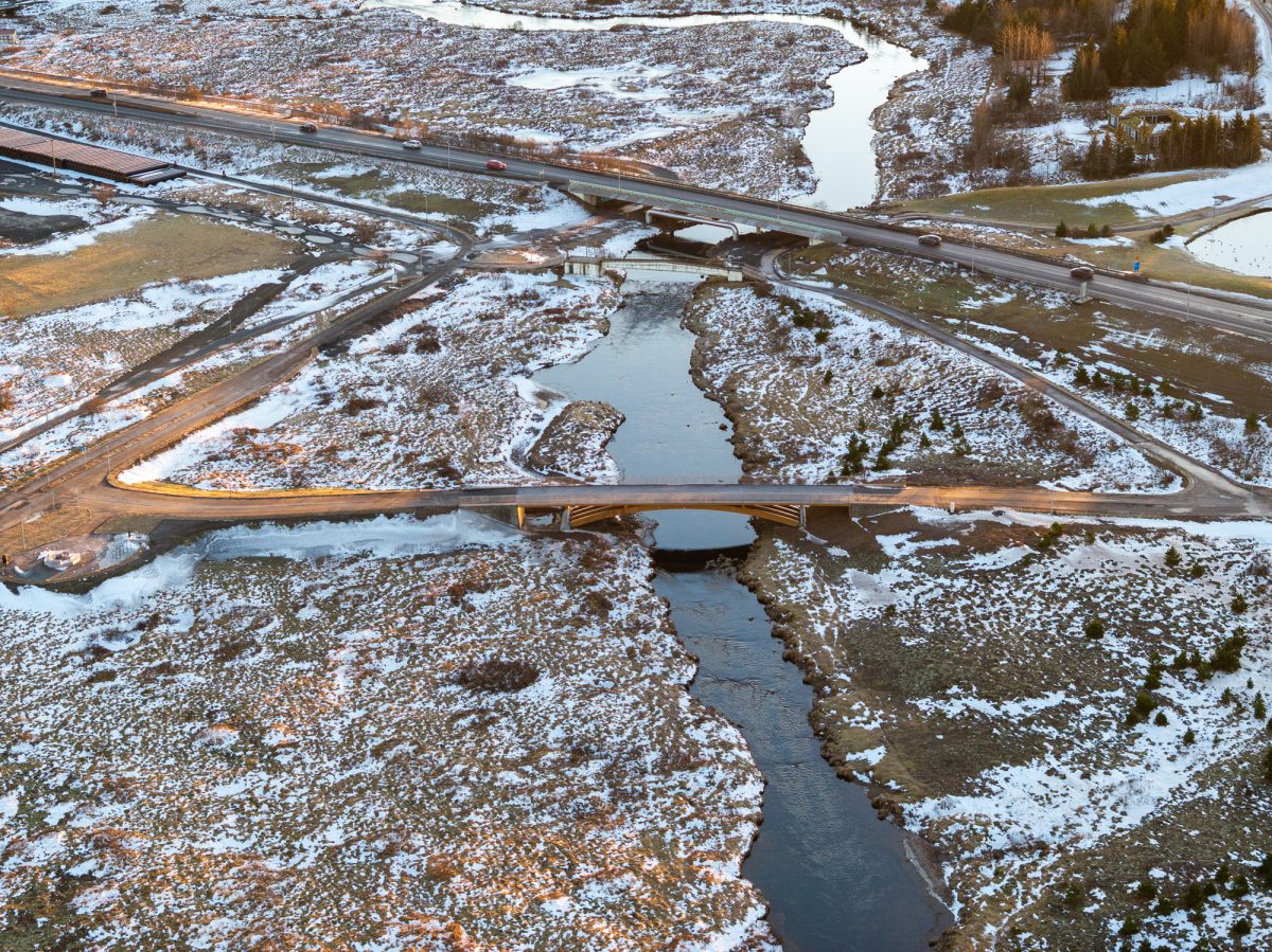 Timburbrú yfir Dimmu er opin fyrir umferð gangandi og hjólandi.