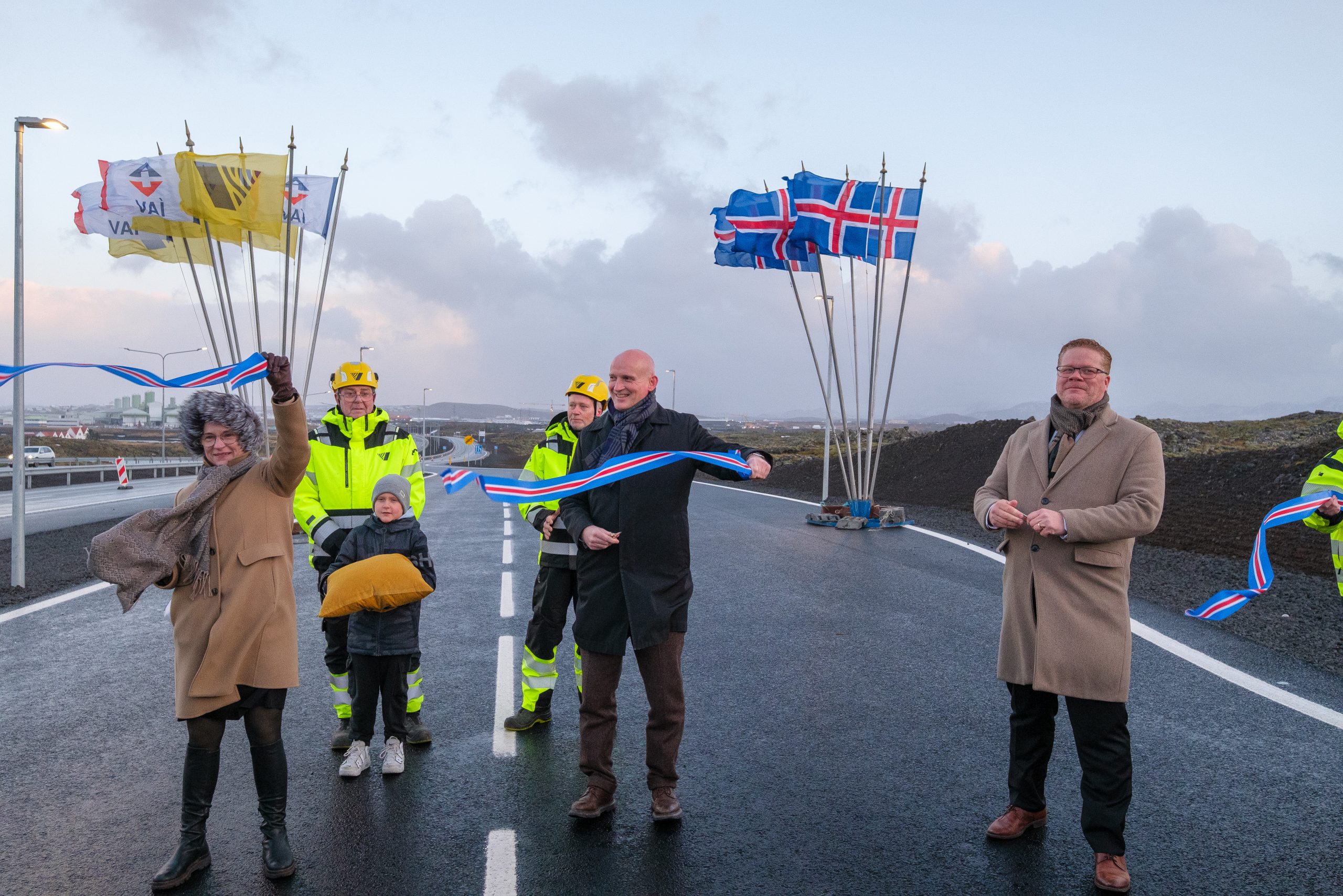 Bergþóra Þorkelsdóttir, Eyjólfur Ármannsson og Valdimar Víðisson klipptu á borða til að marka formlega opnun tvöföldunar Reykjanesbrautar. 