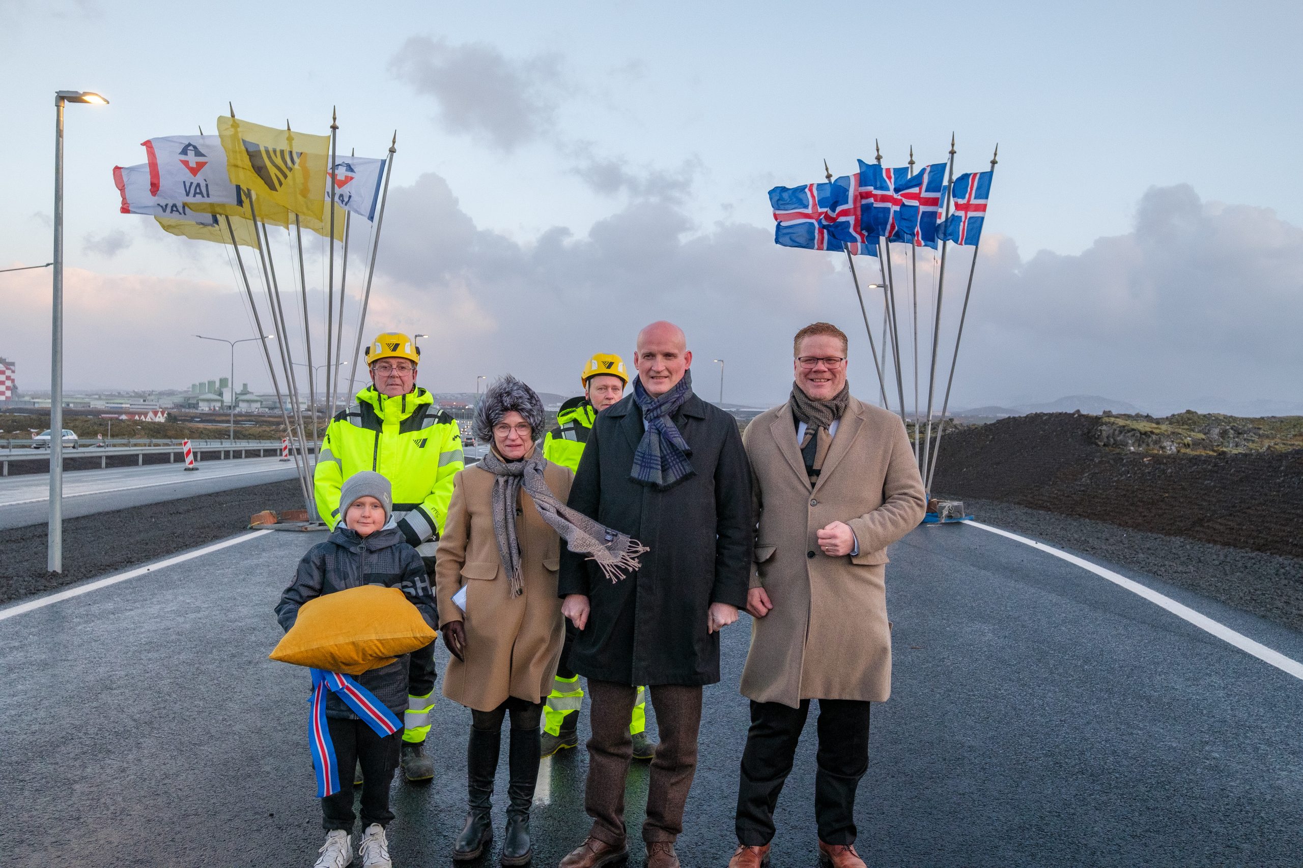 Bergþóra, Eyjólfur og Valdimar með skæraberanum Nóa Ingvaldssyni og heiðursmönnunum Jóhannesi Ólafssyni og Sigurði Bergo Vignissyni.