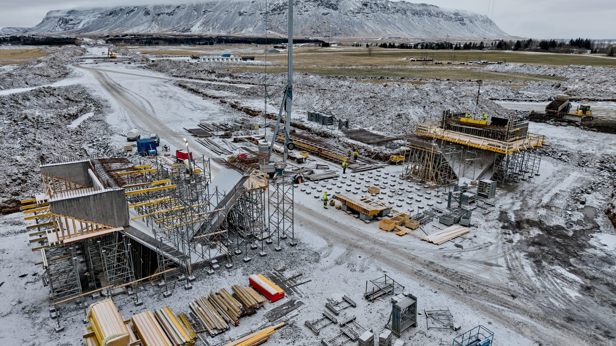 Austan við Selfoss er unnið að byggingu brúar sem reist verður yfir nýjan hluta Hringvegar. Vegtenging verður þaðan annars vegar að hringtorginu austan við Selfoss og hins vegar að golfvelli Selfoss og Laugardælum norðan við Hringveg.