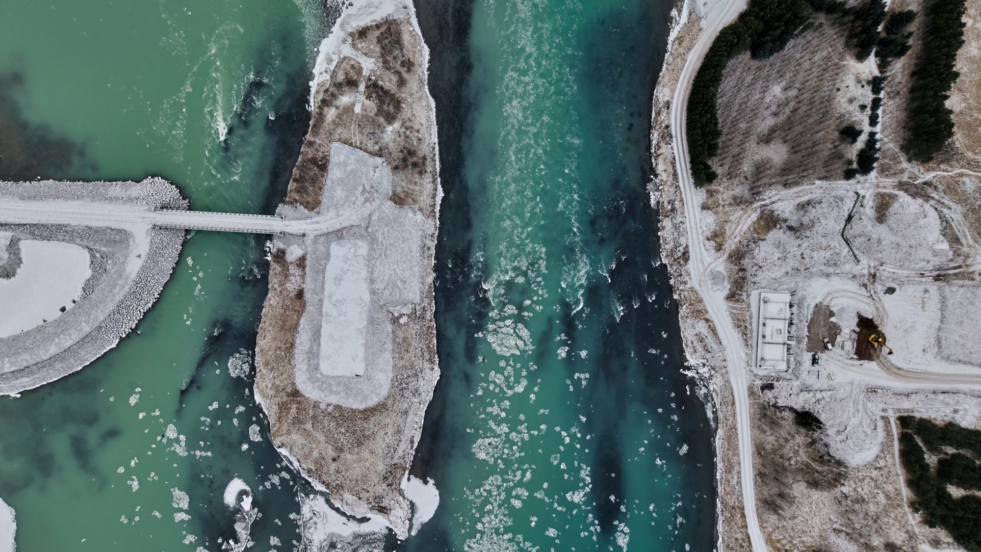 Loftmynd af brúarstæði nýrrar Ölfusárbrúar. Bráðabirgðabrú yfir í Efri-Laugardælaeyju má sjá tilvinstri.