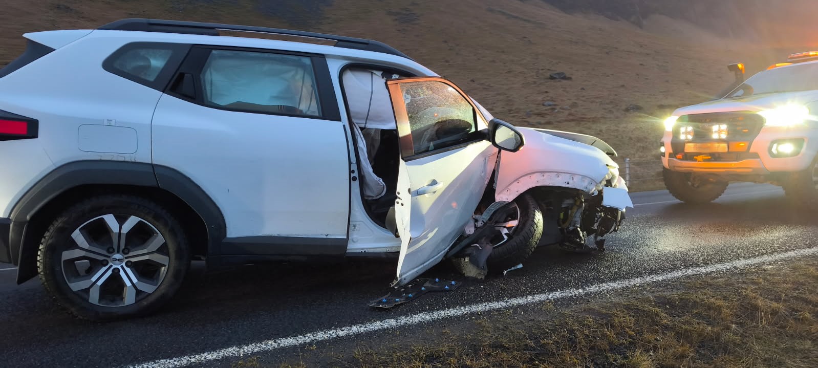 Betur fór en á horfðist þegar ökumaður ók á grjót sem féll úr Holtsnúpi í desember 2025. 