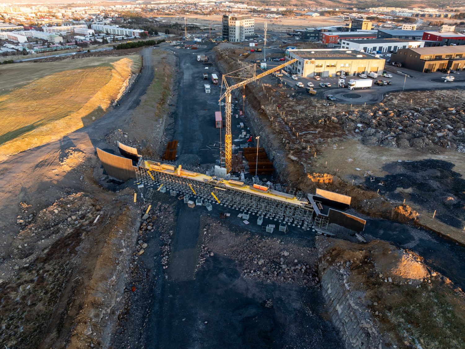 Ný göngubrú yfir Arnarnesveg er í smíðum.