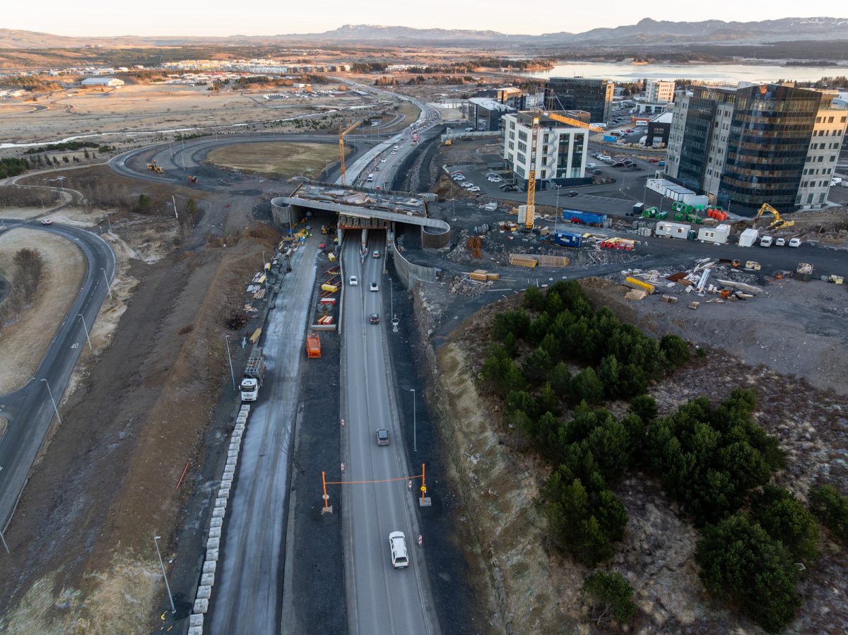Umferðin verður færð milli akreina.