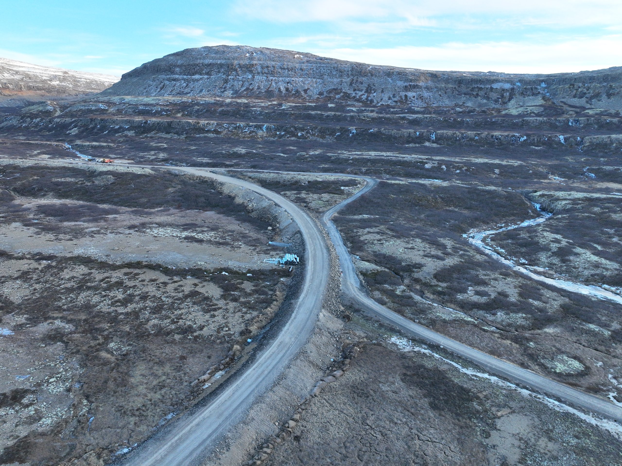 Nýr vegur er að mestu í nýju vegstæði.