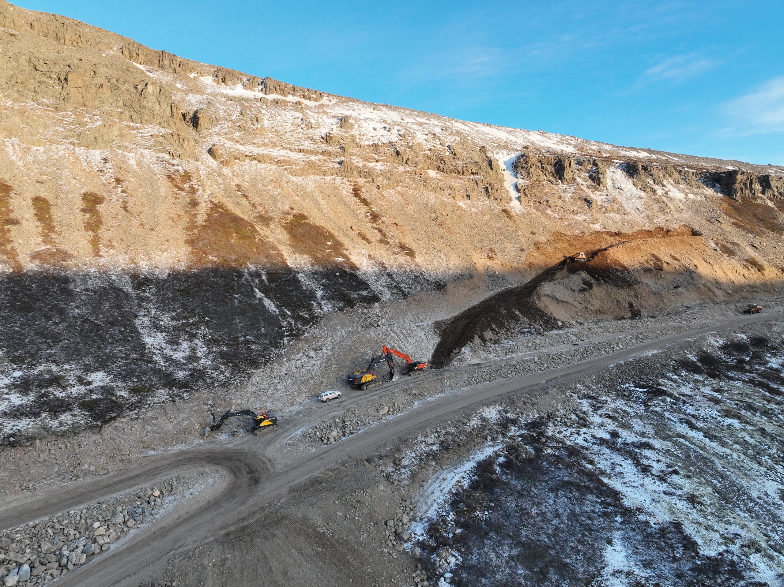 Áfram verður unnið að skeringum og sprengingum.