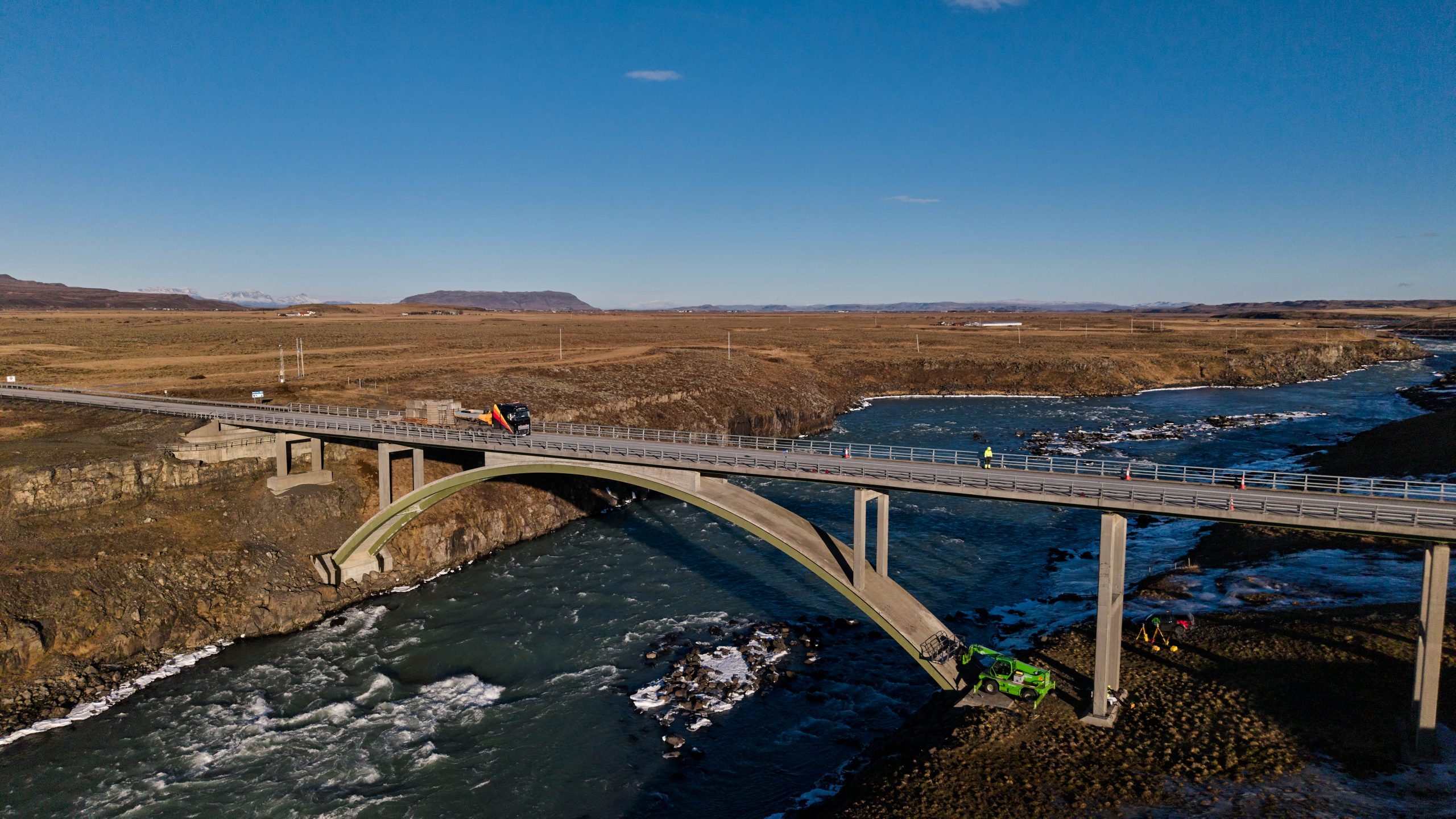 Mælibúnaður var settur á brúna.
