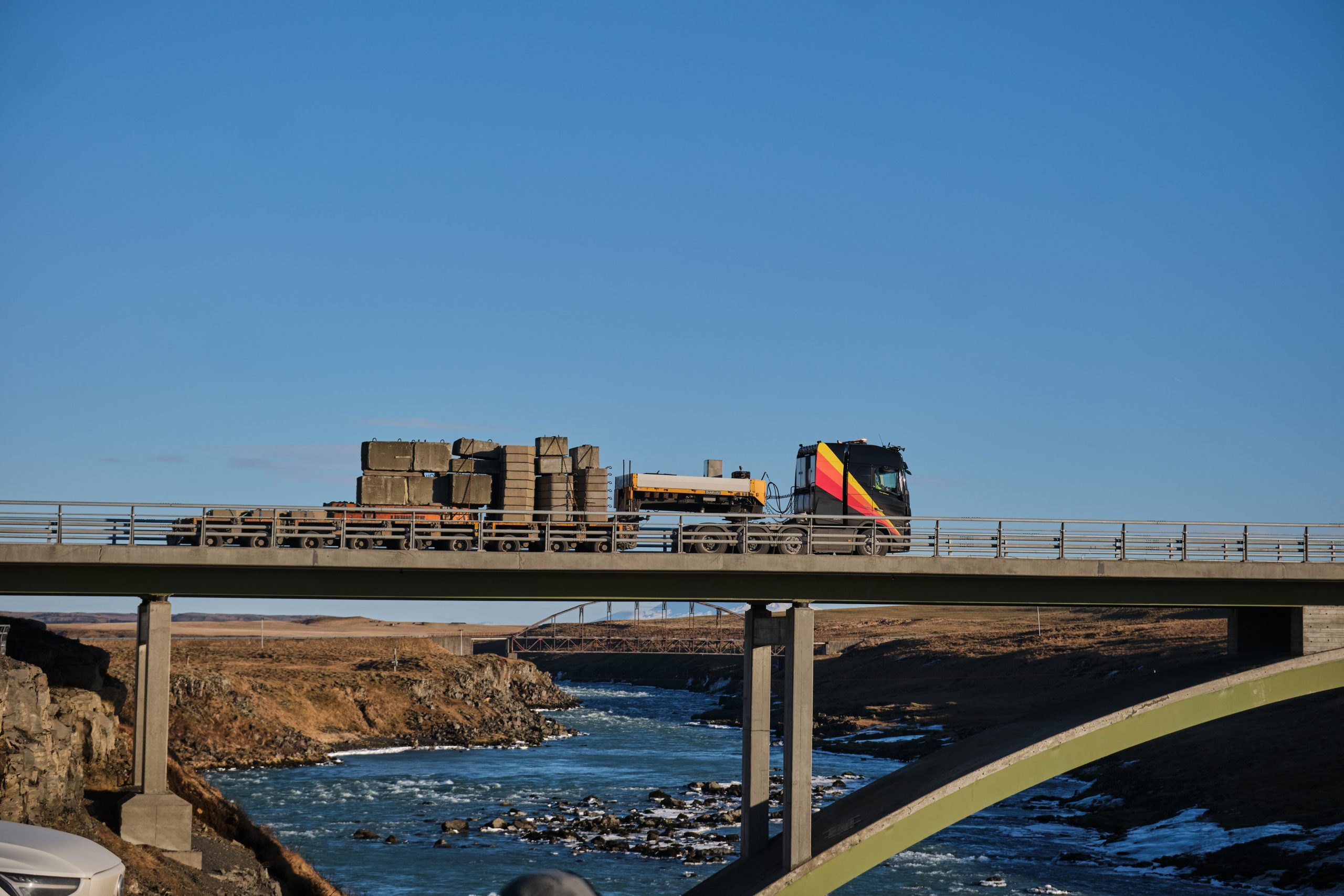 Mælibúnaður var settur á brúna.