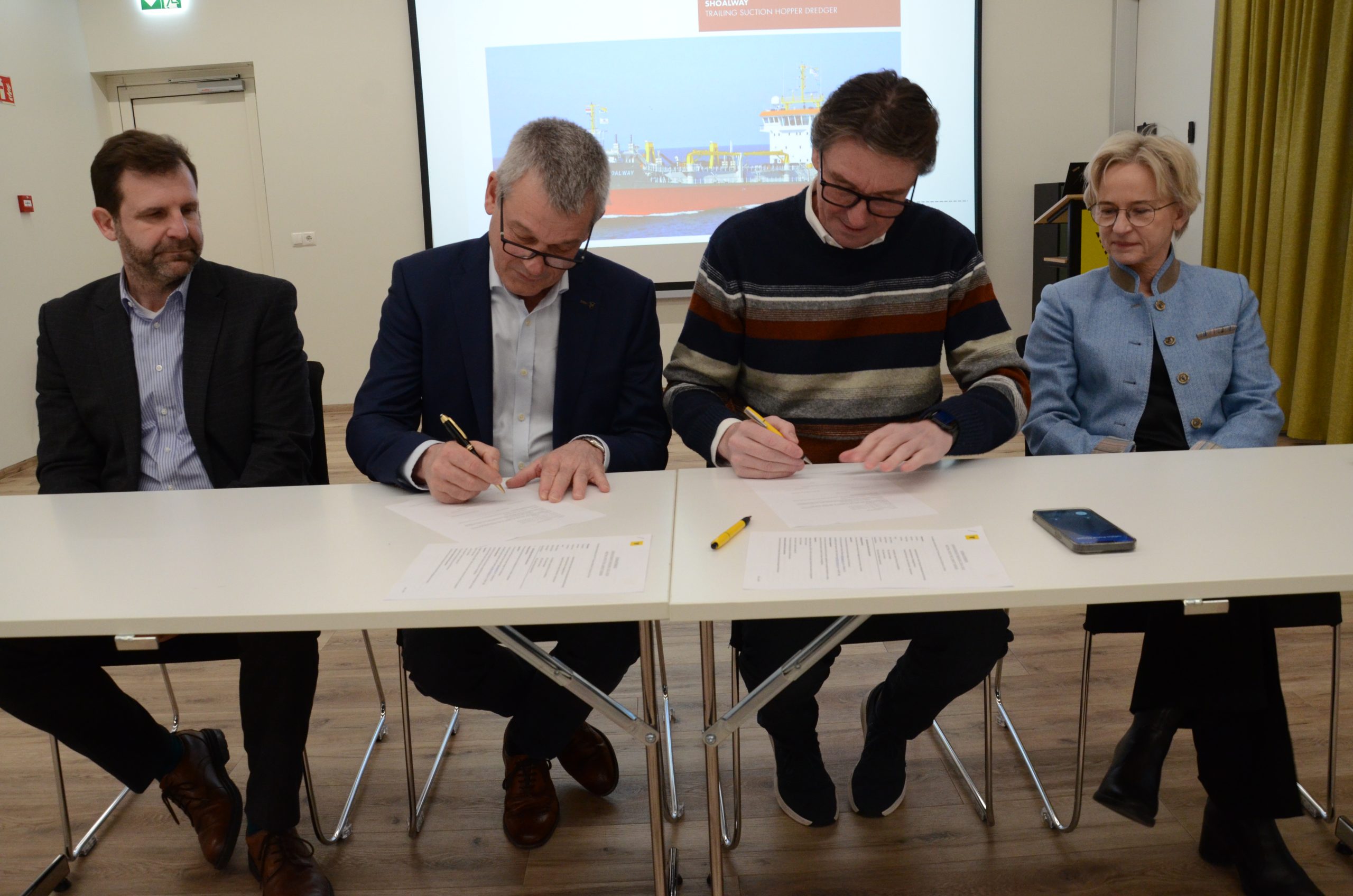 Skrifað undir samning um dýpkun á Grynnslunum. F.v. Keith Dee og Paul M. de Jong, Sigurjón Andrésson og Bergþóra Þorkelsdóttir.