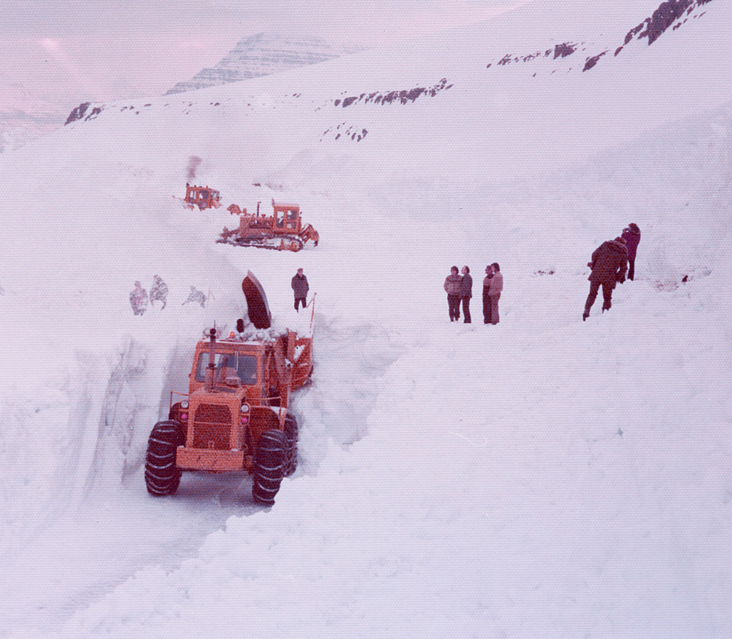 Snjómokstur í Oddsskarði árið 1975.