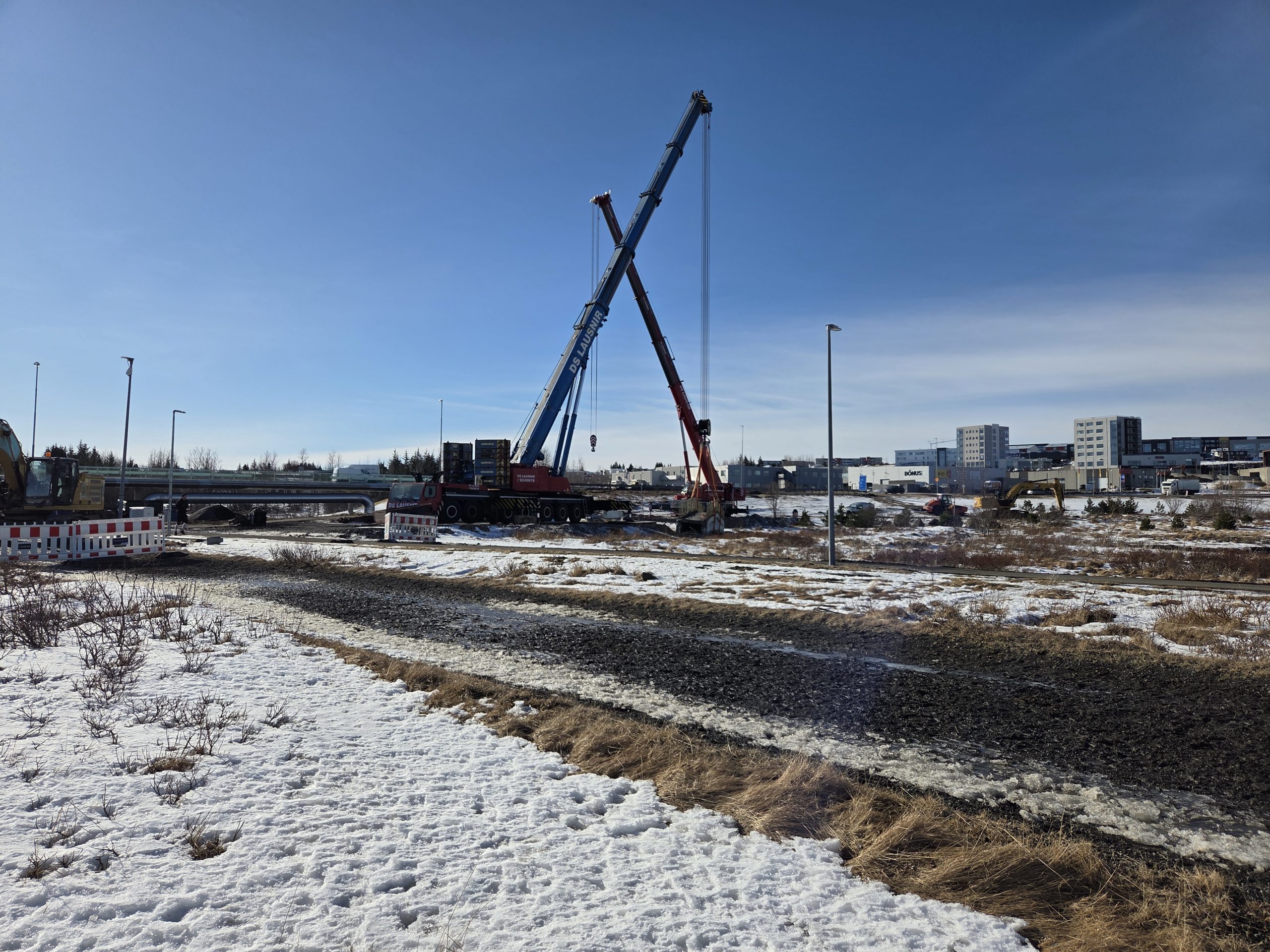 Áætlað er að niðurrifi brúarinnar ljúki fyrir páska.