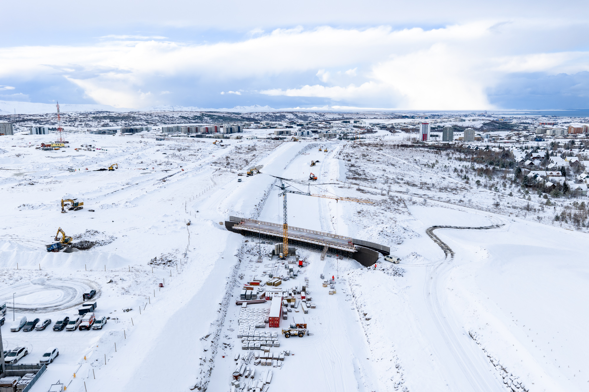 Áætlað er að steypa nýja göngubrú fyrir páska.