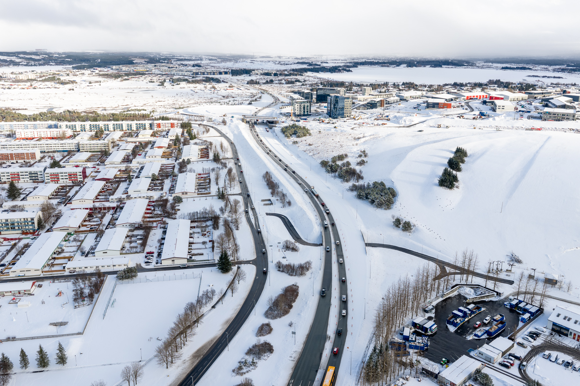 Hér til hægri sést móta fyrir nýrri skíðabrekku.