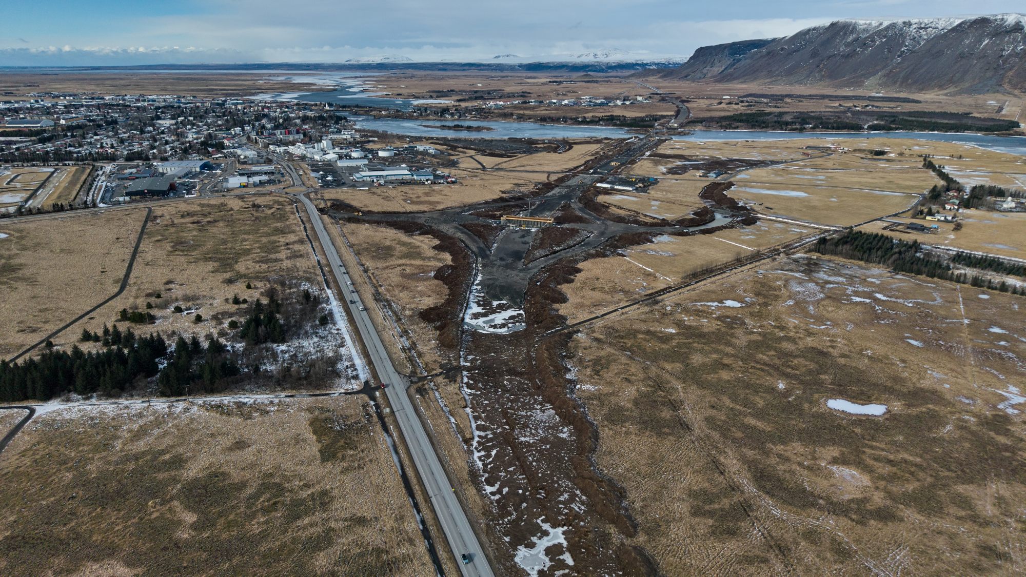 Hér sést hvernig nýr Hringvegur mun liggja yfir Ölfusá og tengjast eldri Hringvegi austan við Selfoss.