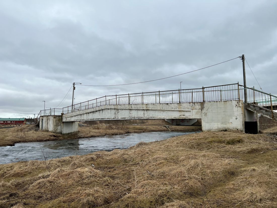 Gamla brúin var komin til ára sinna.