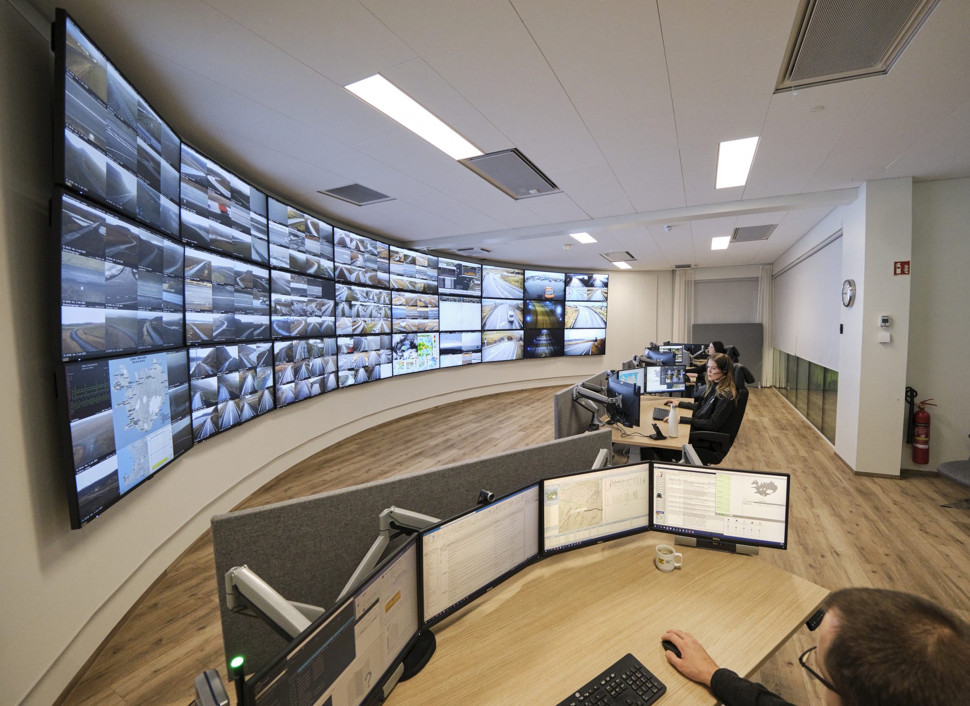 Vaktstöð Vegagerðarinnar í Garðabæ. Starfsfólk vöktunar og upplýsinga taka við flestum ábendingum í gegnum síma 1777.