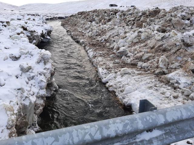 Svartá er að hluta komin í sinn rétta farveg. Frá árbotni upp á topp klakaruðningsins eru um 7 metrar.
