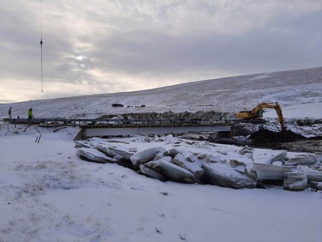 Brúavinnuflokkurinn að störfum við Svartá.