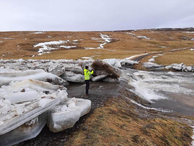 Gríðarstórir jakar komu á land þegar áin ruddi sig.