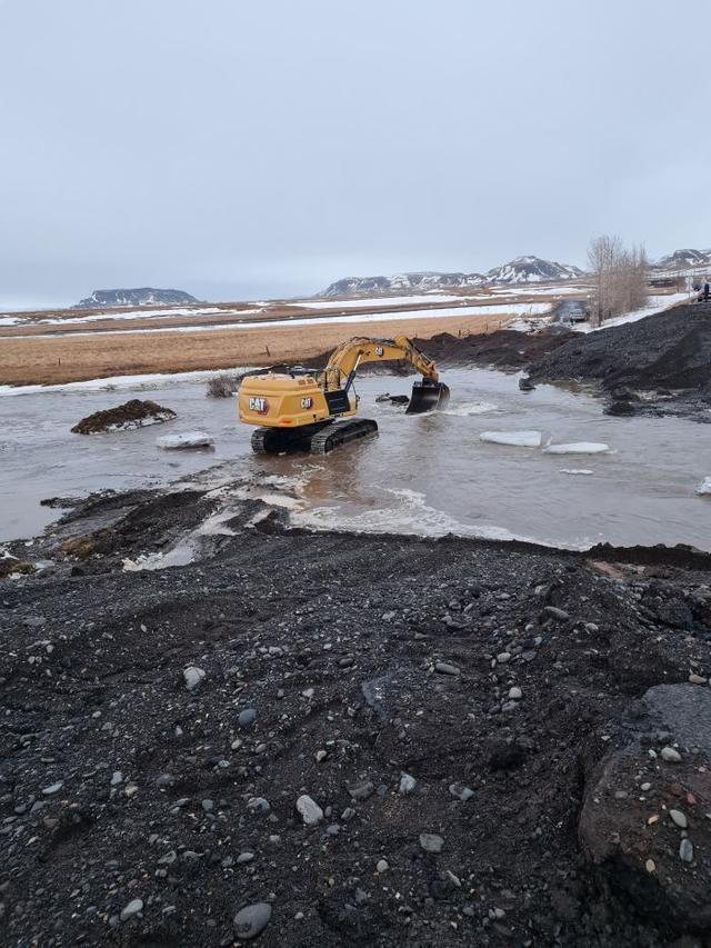 Nota þurfti stórtækar vinnuvélar til að rjúfa veginn en mikið frost var í jarðveginum.
Mynd 2 af 5
