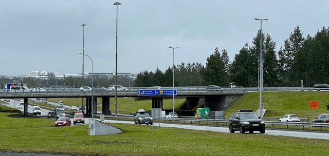 Nýtt vegrið er komið á brúna yfir Reykjanesbraut á akreininni niður Ártúnsbrekku.
