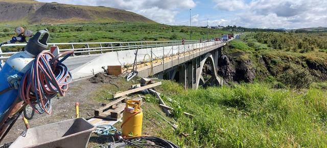 Brúin yfir Köldukvísl í Mosfellsbæ. Myndirnar eru teknar þegar unnið var við mótauppslátt vegna nýs vegriðs en þessu verki er lokið.
