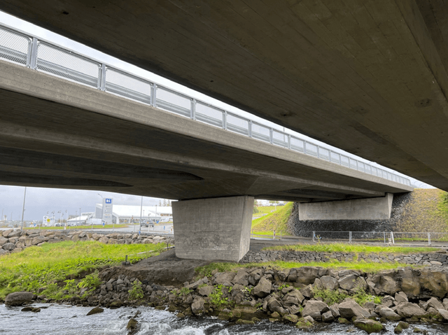 Nýja vegriðið sést vel þegar gengið er undir brúna við Elliðaárnar.
