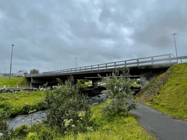 Hér sést nýja vegriðið á brúnni yfir Elliðaárnar á akreininni niður Ártúnsbrekku.
