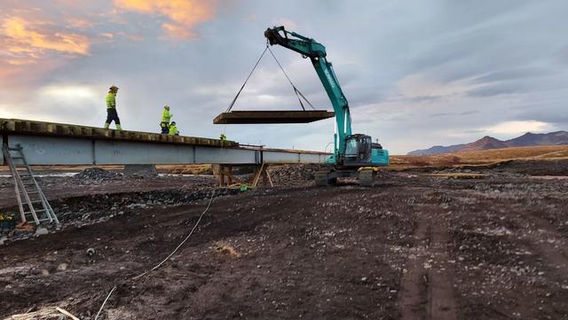 Brúaflokkur Vegagerðarinnar byggði bráðabrigðabrú yfir ánna. Byggingu lauk í janúar 2021.