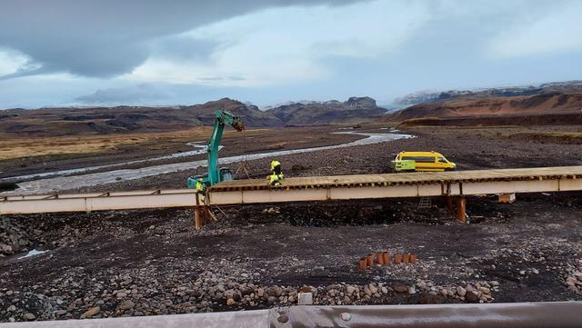 Brúaflokkur Vegagerðarinnar byggði bráðabrigðabrú yfir ánna. Byggingu lauk í janúar 2021.