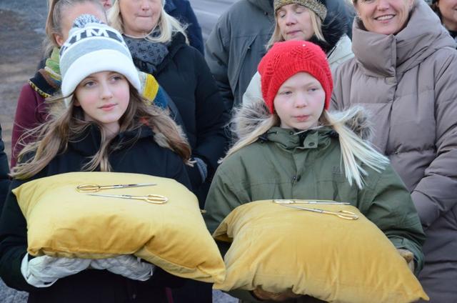 Skæraverðirnir voru úr 7. bekk í Lágafellsskóla, þær Þórhildur Karen Gunnarsdóttir og Dagbjört Lilja Oddsdóttir.