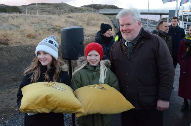 Sigurður Ingi Jóhannsson innviðaráðherra með skæravörðunum Dagbjörtu t.h. og Þórhildi t.v.