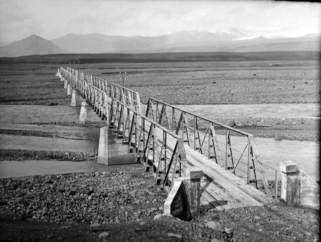 Jökulsárbrú á Sólheimasandi. 1933. Horft til norðvesturs. Myndin tekin fyrir 1945 en þá seig landstöpull austan sem kemur fram á myndum eftir þann tíma (brot í línu yfirbyggingarinnar). Nánast alveg eins og mynd GZ-294. X228z A223x