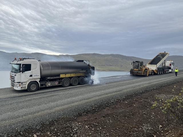 Einnig er unnið að því að klæða nýjan veg í Djúpafirði sem mun tímabundið þjóna sem Vestfjarðarvegur þar til Gufufjörður og Djúpafjörður verða brúaðir.
