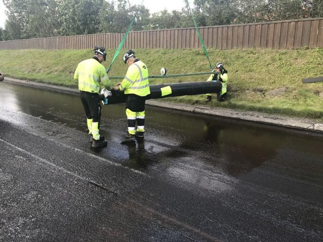 Malbiksdúkur lagður á Reykjanesbraut.